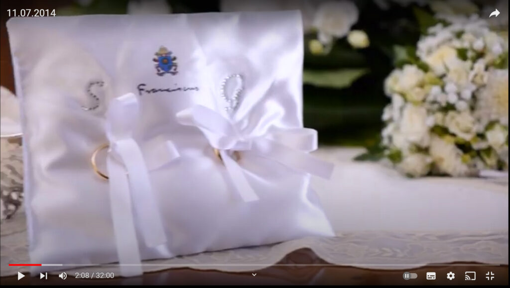 En Italia, o quizá solo en Roma, parece ser común que el Papa bendiga los anillos de boda, según se deduce de esta imagen que aparece en este vídeo: https://youtu.be/TBwH1mD50vU?t=128